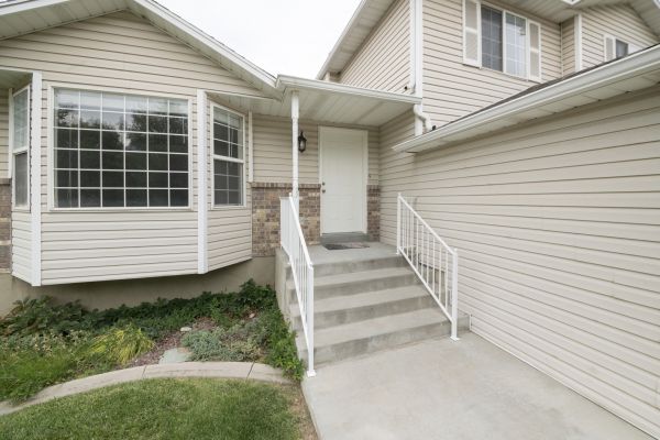 Cost of White Vinyl Siding Replacement in Terre Haute